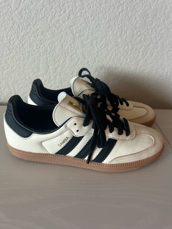 adidas Shoes - Women’s size 6.5 Adidas Sambas. Fit like a size 7.